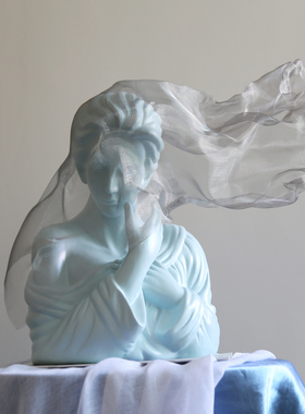 蓝色面纱女孩雕像当代雕塑摆件高级感小众装饰品客厅玄关软装艺术