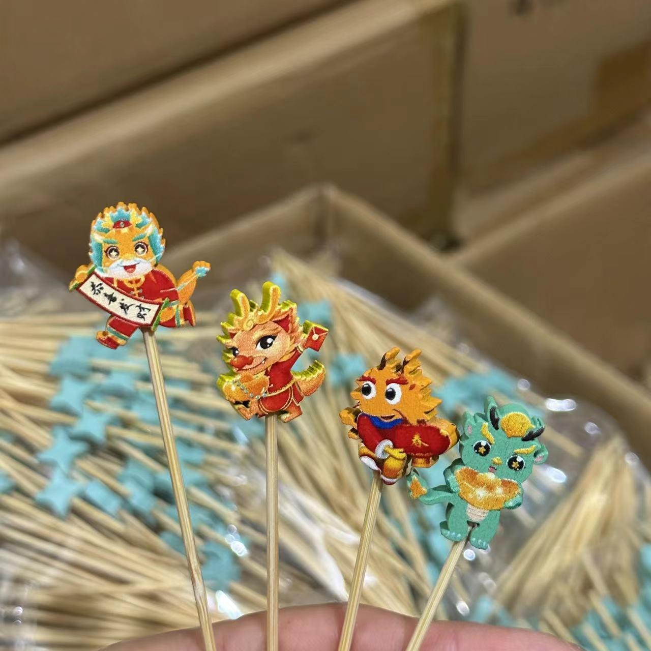 龙年新款竹签网红糖葫芦签一次性水果叉2024新年造型签内场布置签