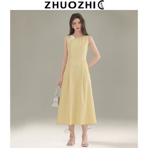 【卓芝】法式田园风褶皱背心黄色连衣裙2025夏季新款立体花饰裙子