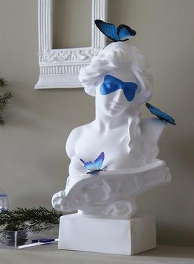 蓝蝴蝶女孩饰品高端树脂雕塑小众家居装饰橱窗艺术装置大型