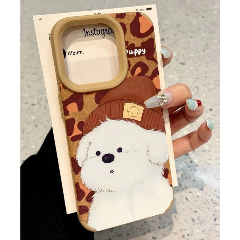 棕色大孔贴皮戴帽小白狗
