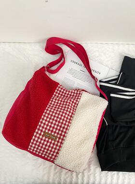 圣诞和新年红色包毛绒拼接斜挎包大容量对比色肩包女学生聚会班包