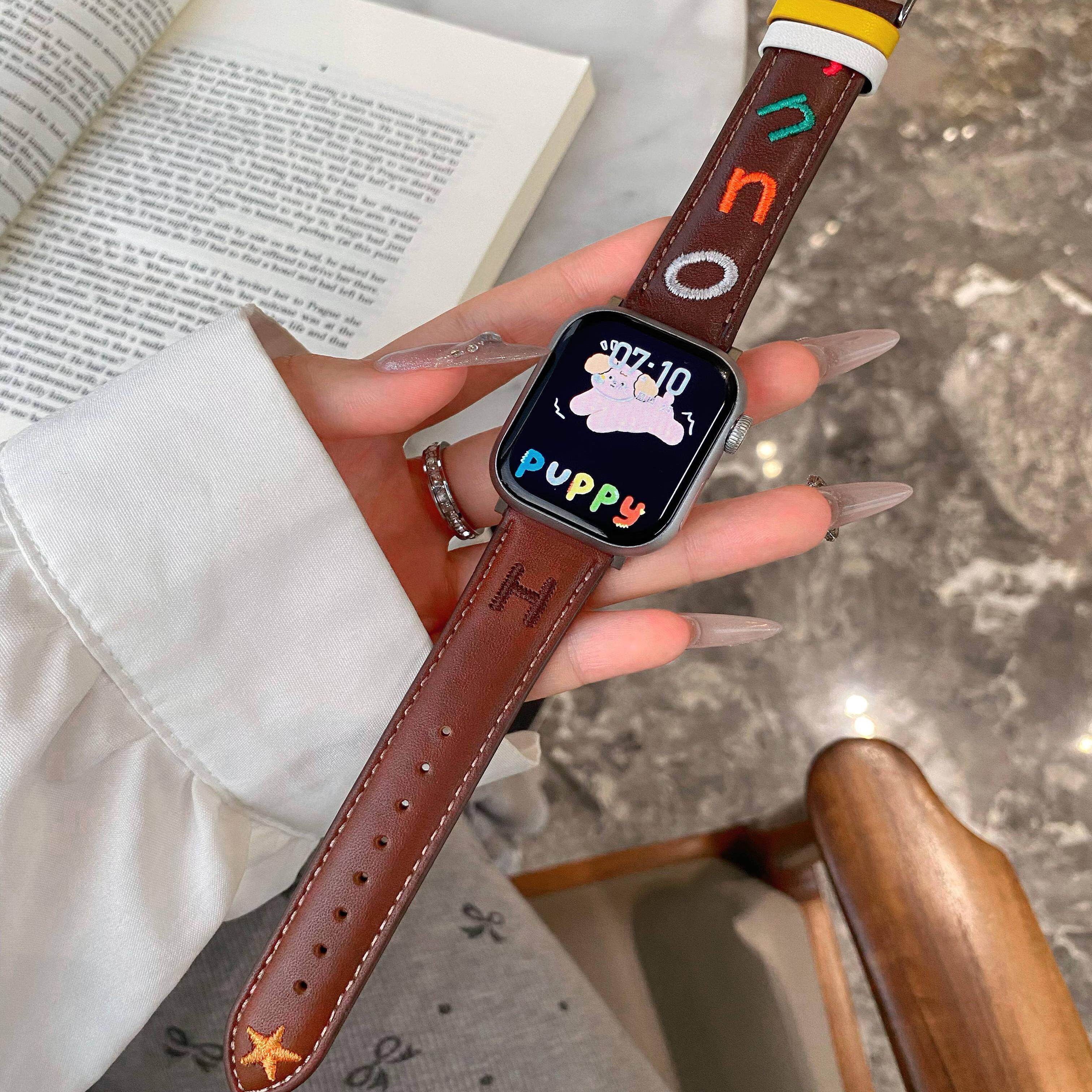 蛮舟适用Applewatch苹果S9ultra手表带iwatch8简约真牛皮质刺绣字母表带se7/6/5/4/3/21代41MM星星高端男女款