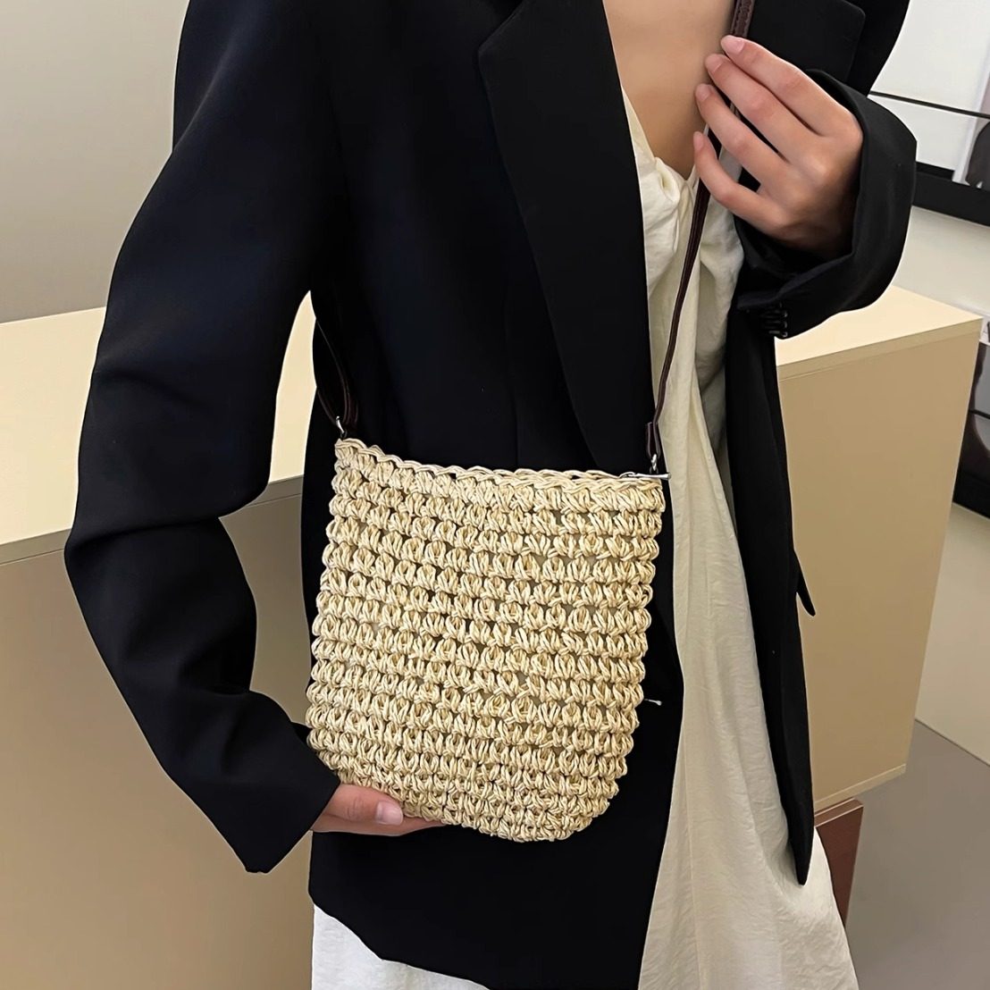 休闲时尚草编包包女士2025新款高级质感小众大容量斜挎编织水桶包