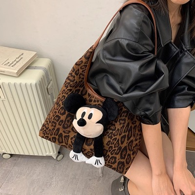 休闲软面大容量通勤复古单肩包