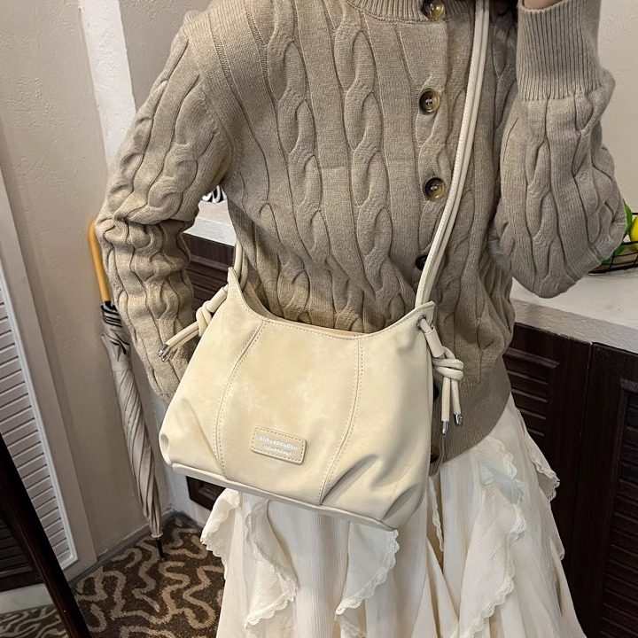 韩版洋气复古褶皱小包包2025时尚潮女通勤小众设计ins单肩斜挎包