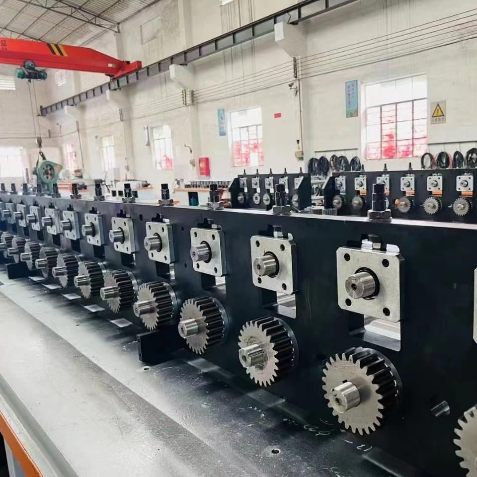 仓库厂房铁皮轻万能竖向龙骨机89轻钢别墅龙骨机卡骨机佛山厂家