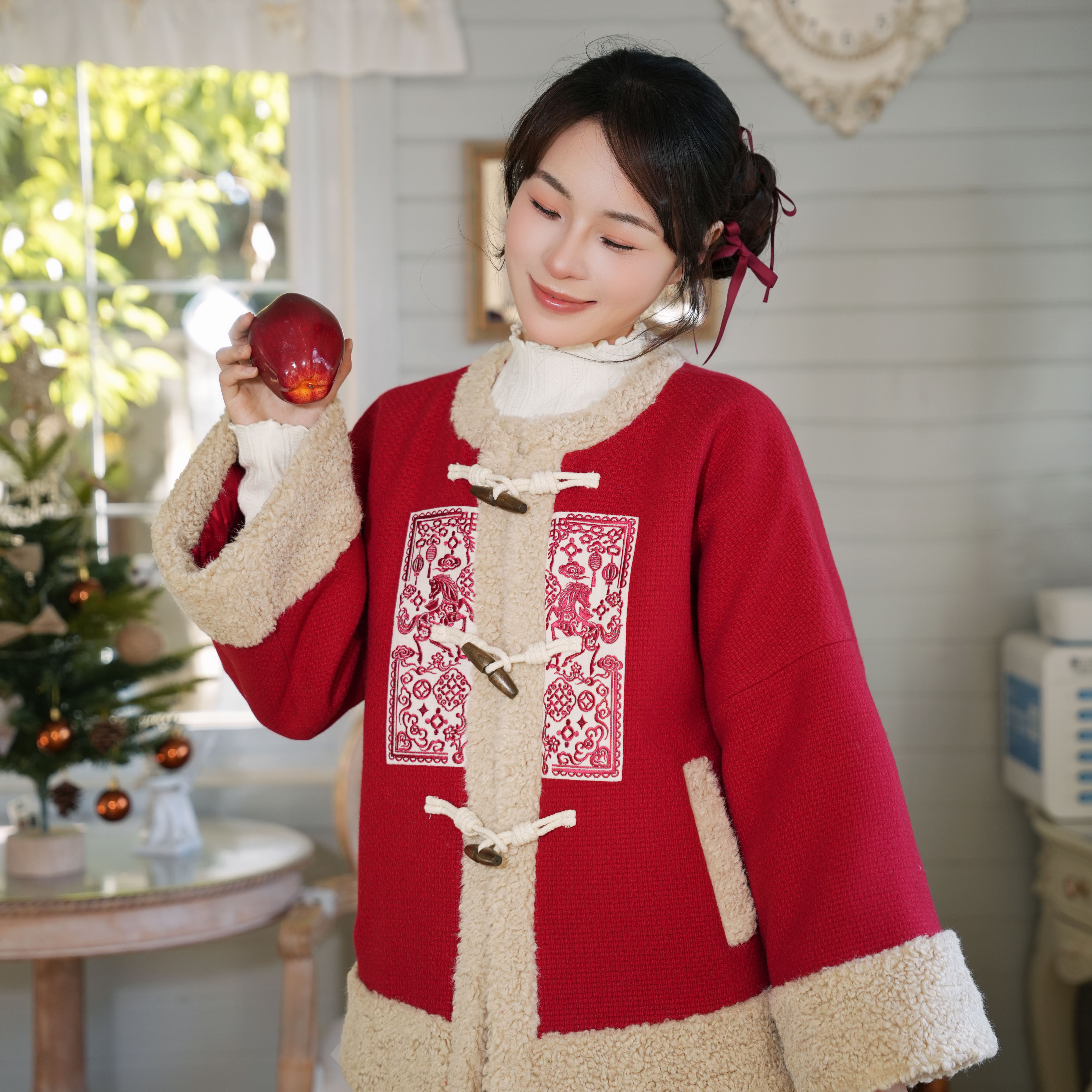 红色汉元素绣花圆领短袄