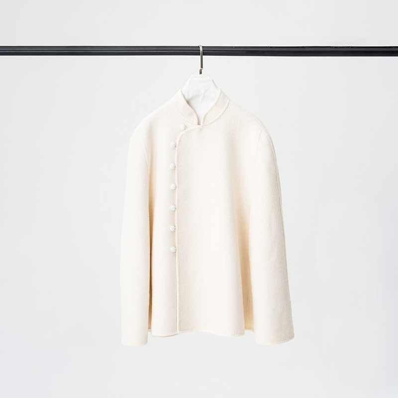 门里门外白色骆马绒斜襟斗篷大衣BR25QW1049A