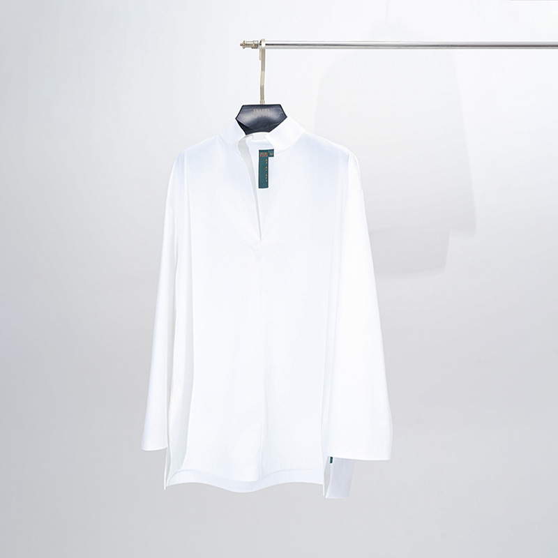 门里门外白色进口棉v领长袖上衣BC25CS0576B