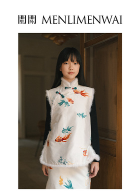 门里门外白色双宫金鱼刺绣立领斜襟夹棉马甲BR24DM1000A