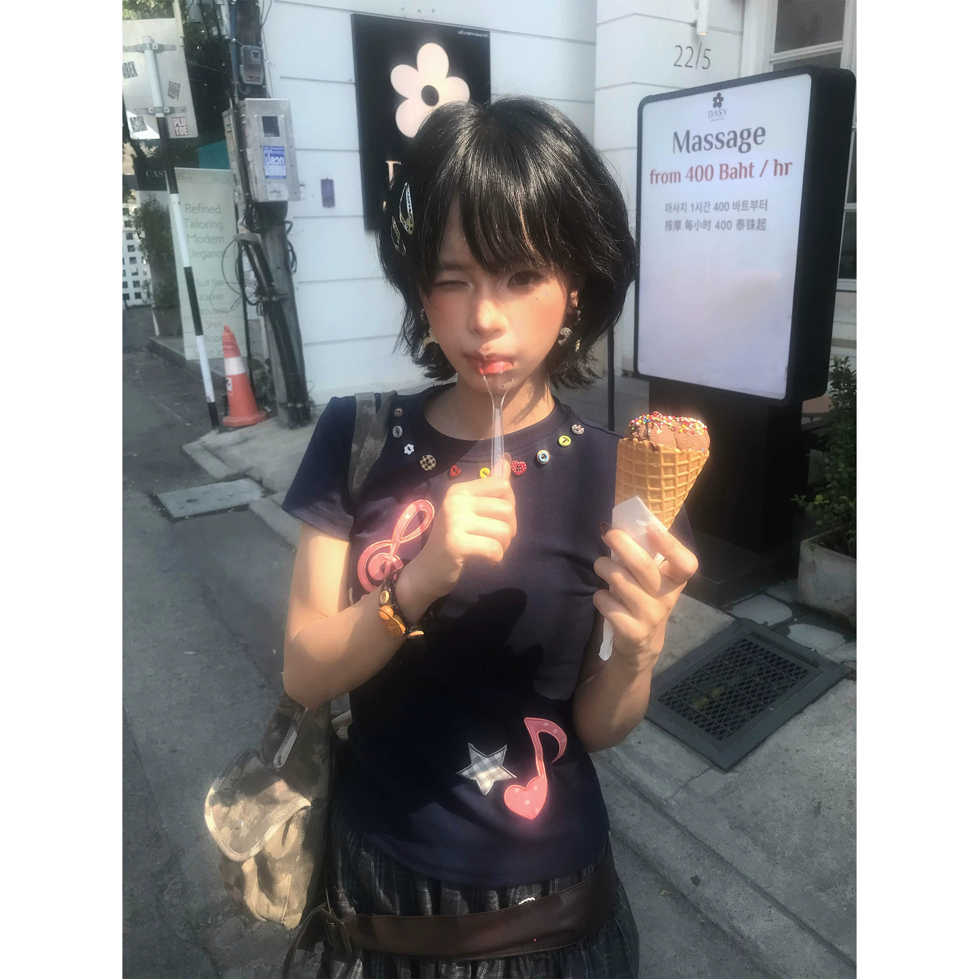 MKGO 原创音符刺绣彩色纽扣正肩短袖T恤女夏季设计感修身短款上衣