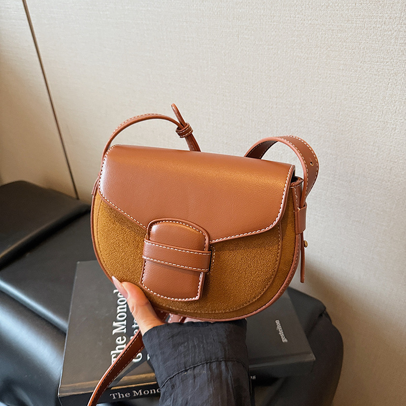 日本品质小众高级感出街通勤斜挎包新款复古质感网红直播个性马鞍