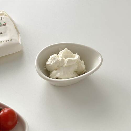 On the table - 乳白系列陶瓷小盅 尖头酱料碟 酱汁小盅 30ml