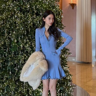 法式小香风设计感领口钉珠气质显瘦蓝色木耳边下摆短款长袖连衣裙