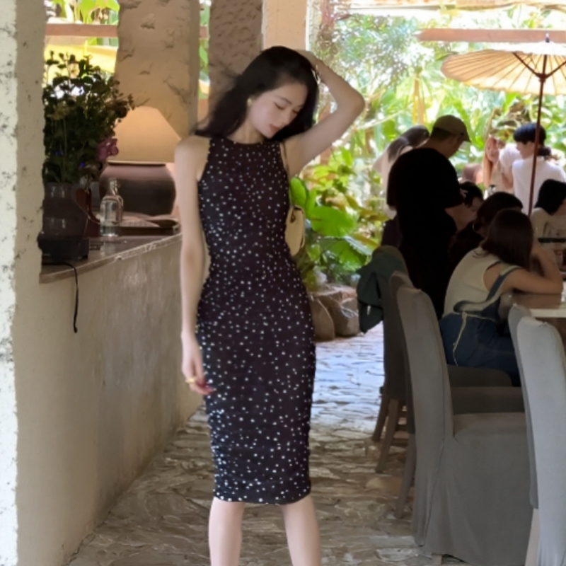 法式名媛黑色波点圆领连衣裙女2026夏季独特气质收腰显瘦包臀裙子