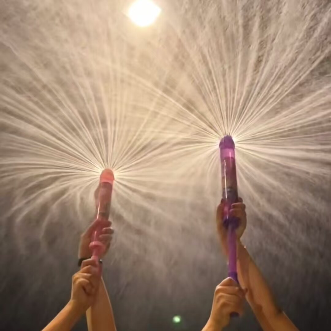 烟花水枪一瓶矿泉水的快乐夏季水烟花拍照氛围惊喜道具滋水喷呲枪