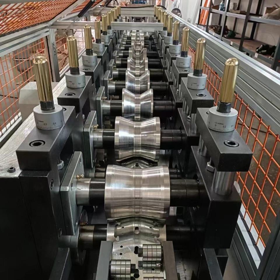 龙骨机轻钢龙骨机T型龙骨机别墅龙骨机50副骨机卡骨机佛山厂家