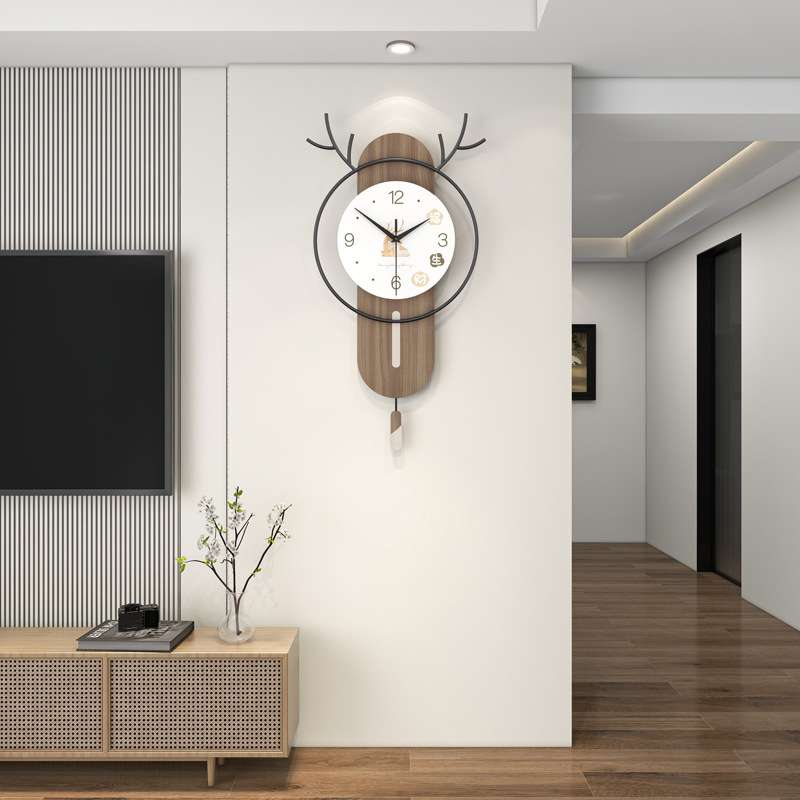 创意鹿头装饰挂钟现代简约家用静音时钟客厅玄关背景挂墙摇摆钟表