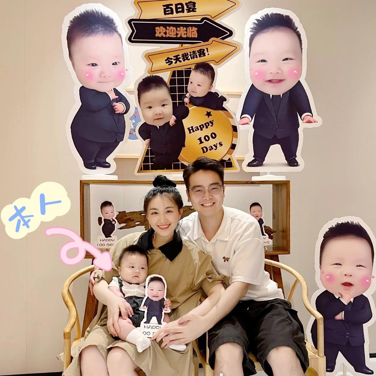 人形立牌宝宝生日派对迎宾牌周岁礼布置大头娃娃照片KT板手举牌