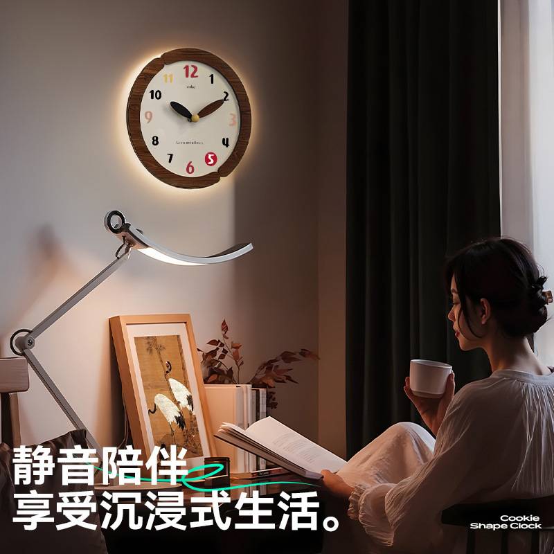 快度美世达奶油风钟表挂钟客厅2024新款家用免打孔简约创意挂墙时