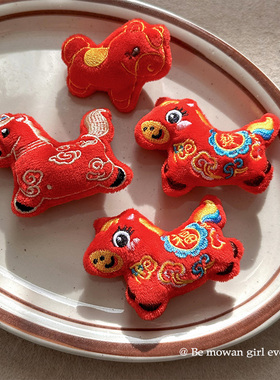 本命年红色布艺小马胸针女2026新款配大衣围巾装饰别针胸花配饰冬