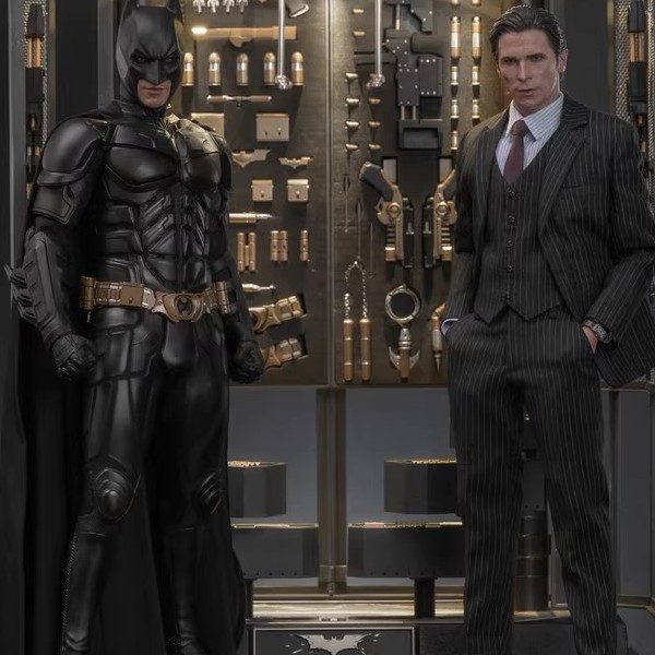 Hot Toys  MMS750 1/6比例 蝙蝠侠装甲库连布鲁斯韦恩(2.0)