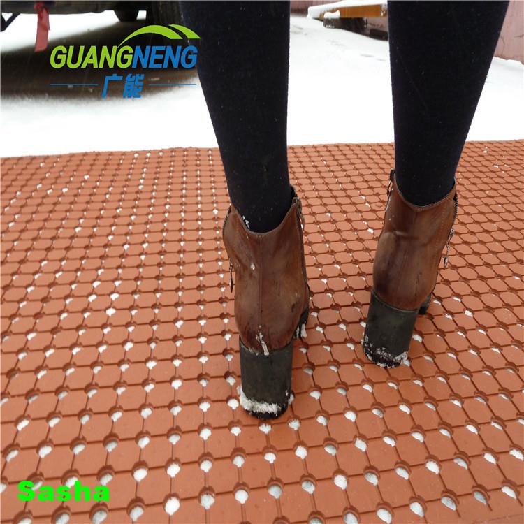 1米宽10毫米厚红色再生橡胶卷材，多孔止滑防护地垫sasha