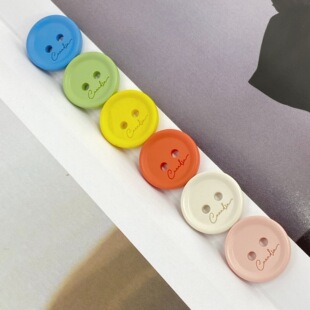 15MM跳色喷漆两眼刻字树脂纽扣针织衫可爱彩色设计感装饰钮扣子