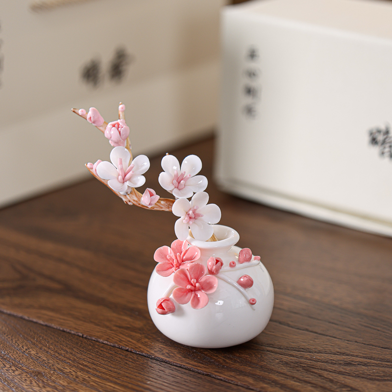 陶瓷手工捏花梅花瓶羊脂玉瓷