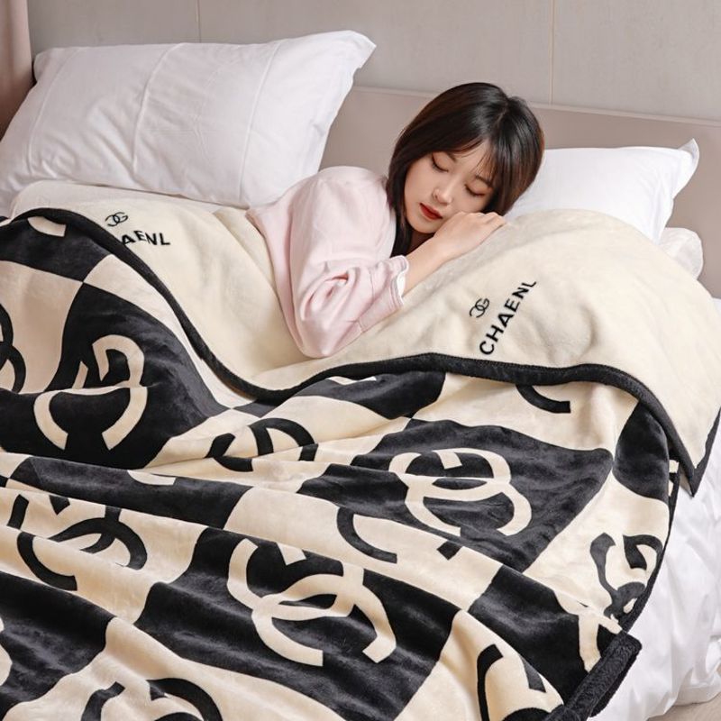 2025新款双层珊瑚绒法兰绒加厚保暖婚庆礼品毯子拉舍尔毛毯批发