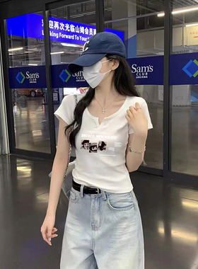 白色小V领短袖T恤女夏季2025新款修身短款小个子独特欧货半袖上衣