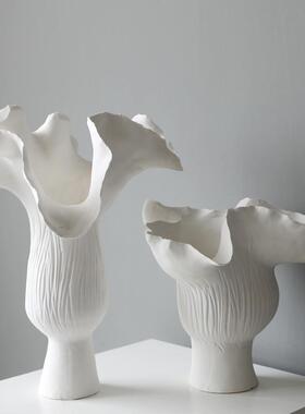 现代简约高级感白色陶瓷不规则花器花瓶摆件样板房客厅玄关装饰品