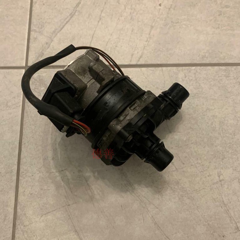 适用奔驰205-400/C43冷却液泵
