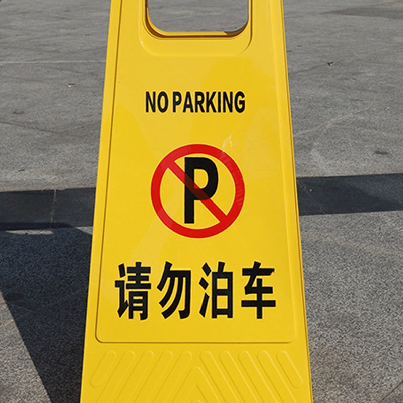 正在清洁小心地滑标志牌酒店客房厕所正在打扫保洁中清洁进行中A