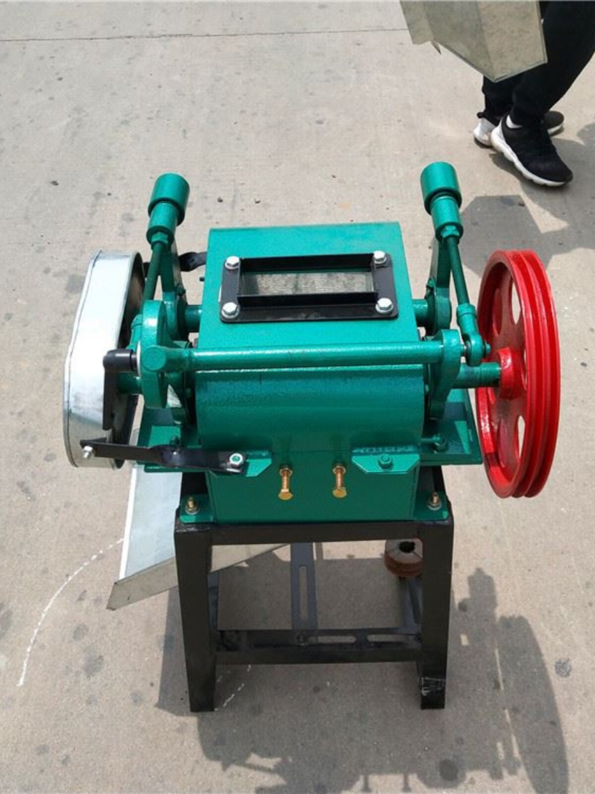 河南粮食酿酒破碎机 电动杂粮挤扁机 多功能豆子挤扁机图片