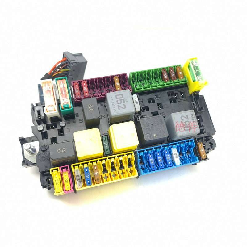 适用奔驰A180 A200 A260 B180 B200 B260等发动机继电器保险盒