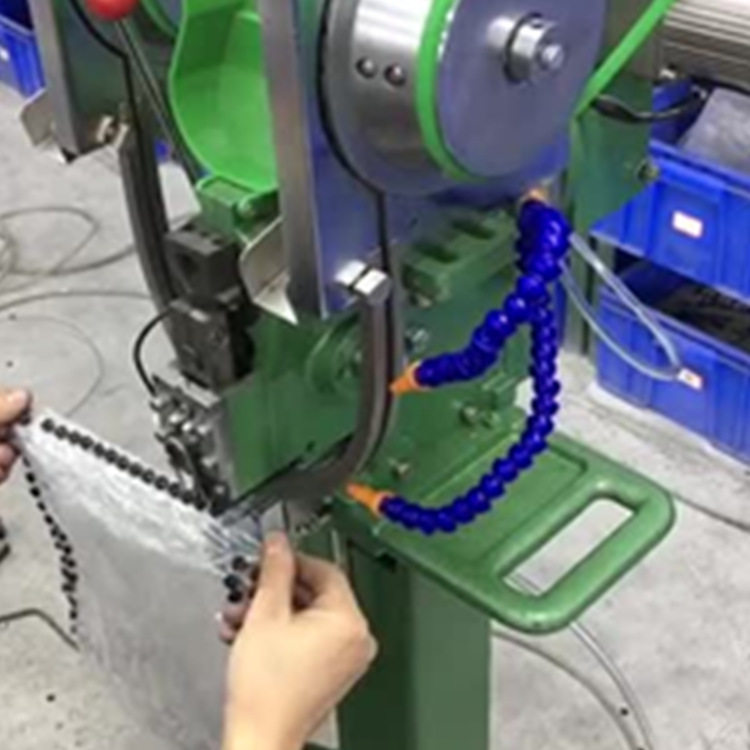 全自动打扣机 拉杆箱铆接机 行李箱铆钉机 拉杆手把自动铆合机