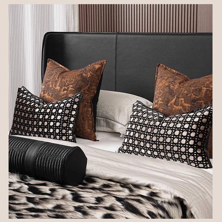 轻奢复古中古风样板间别墅棕咖色系高级感软装床上用品抱枕多件套