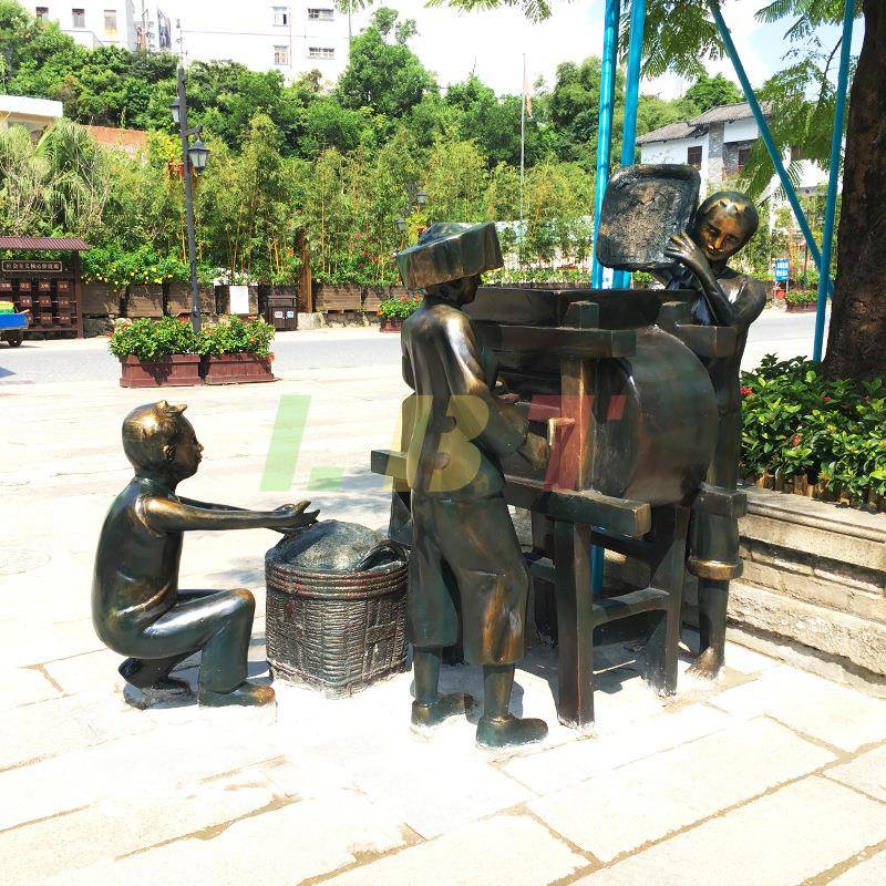 力必特玻璃钢仿铜雕塑人物公园商业广场步行街城市景观造型设计