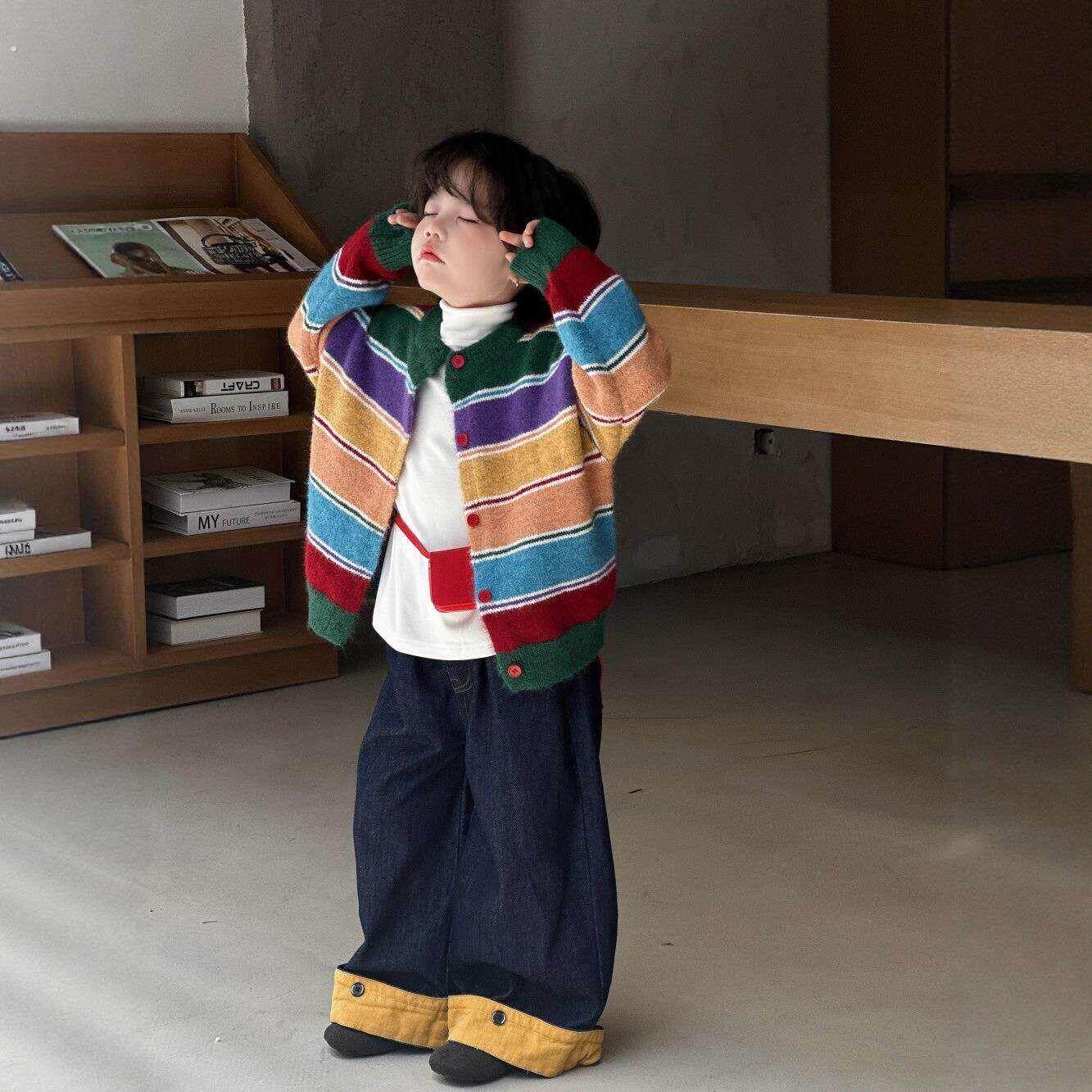 男童毛衣外套秋冬洋气时髦儿童彩虹条纹针织开衫男宝韩版潮酷秋装