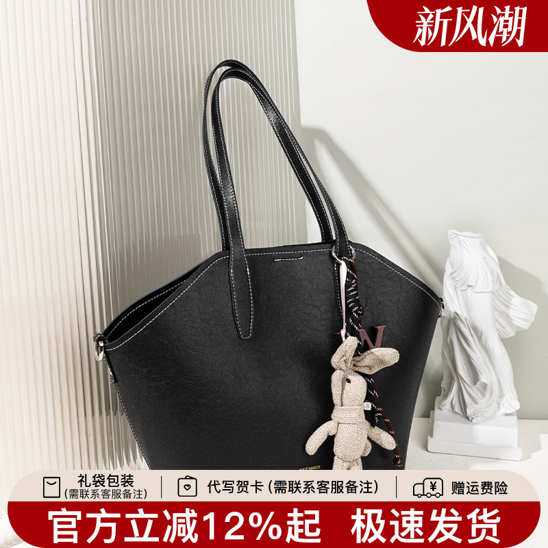 天美意真皮水桶包女腋下包