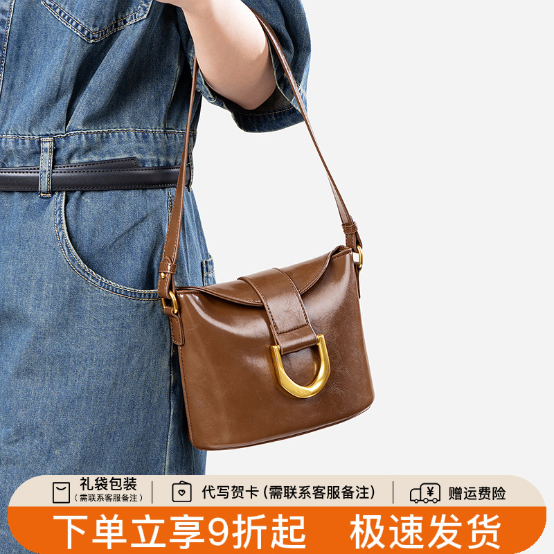 天美意真皮水桶包女腋下包