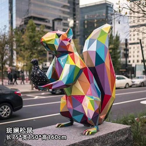 大型玻璃钢坐姿熊雕塑户外景观商业街几何松鼠摆件广场梅花鹿美陈