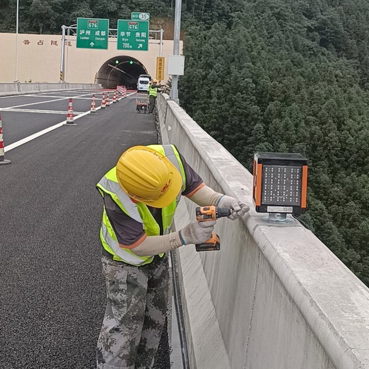 黄闪灯道路防撞安全保障产品 明投高速公路雾区诱导系统