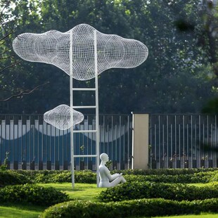 户外园林景观不锈钢镂空云朵雕塑落地摆件广场小区玻璃钢人物装 饰