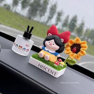 车内饰品摆件2025网红猪猪公主车载香薰汽车中控台装 饰车上扩香石