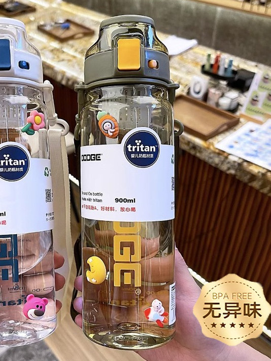 进口Tritan儿童大容量耐高温带带运动水杯,供男女学生上学使用
