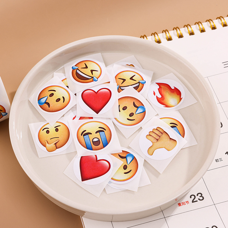 emoji表情贴纸圆形封口贴不干胶标签笑哭流汗比心卷卷贴纸
