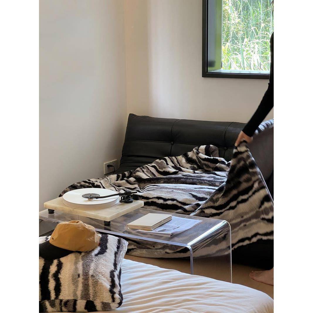 XI时尚轻奢玛吉拉兔毛盖毯冬季名E宿发盖毯黑白沙风3F768T698沙发